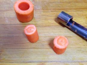 胡萝卜用去核器取出芯