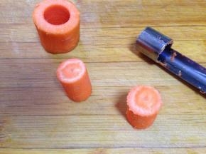 胡萝卜用去核器取出芯