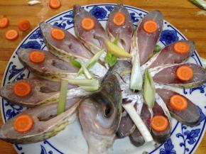 
表面装饰胡萝卜和葱姜丝