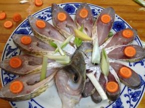 
表面装饰胡萝卜和葱姜丝