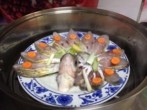 开水上锅蒸8分钟，关火不揭开锅盖，再焖1分钟