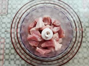 把猪肉放到绞肉碗里，不要超过碗的最大容量