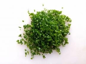 香葱切成葱花，葱白部分不要