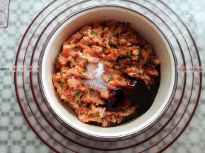 加入盐，生抽，蚝油