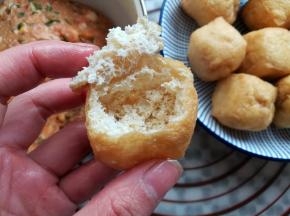 把油豆腐顶上掀开，豆腐里的白色组织往四周贴合
