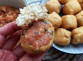 油豆腐里酿满猪肉馅，不然煮的时候容易灌汤，会烫到嘴巴