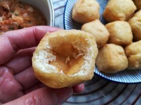 还有一种方法，把油豆腐顶揪下来放到油豆腐里