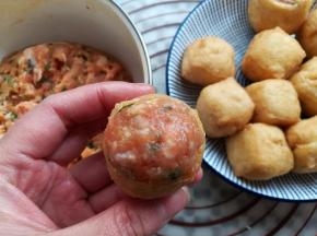 往油豆腐里酿满猪肉馅