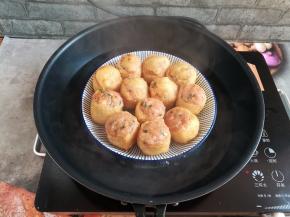 把油豆腐放到烧开水的锅里大火蒸10分钟