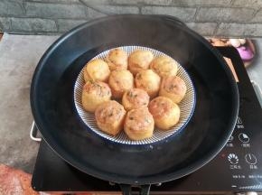 把油豆腐放到烧开水的锅里大火蒸10分钟