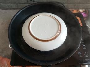 建议在油豆腐上方反扣一个碗，防止蒸的过程中有水进碗里