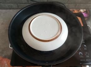 建议在油豆腐上方反扣一个碗，防止蒸的过程中有水进碗里