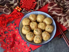 蒸熟的油豆腐可以直接吃，也可以烫火锅吃