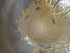 电动打蛋器开高速打发至画8字不消失的状态此时可以预热烤箱了100度