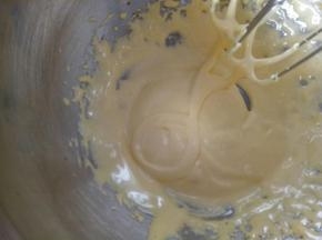 电动打蛋器开高速打发至画8字不消失的状态此时可以预热烤箱了100度