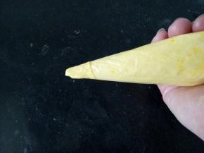 装入裱花袋，将裱花袋剪小口