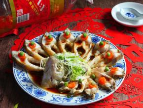 在鱼上浇上热油，即可上桌。