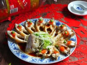 在鱼上浇上热油，即可上桌。