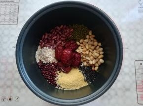 把食材全部放到电饭煲内胆里