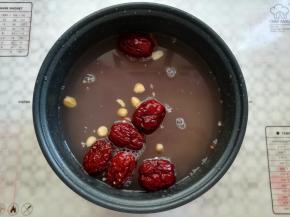 食材里加入适量的水