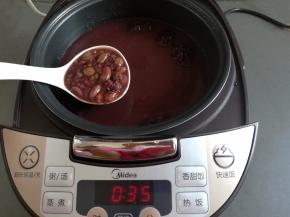 煮到1个半小时的时候打开看看八宝粥煮熟的程度