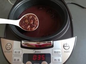 煮到1个半小时的时候打开看看八宝粥煮熟的程度