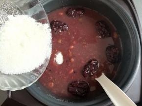 煮到剩下10分钟的时候加入白砂糖