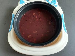 把电饭煲内胆取出放到装有凉水的盆子里，帮助八宝粥散热放凉