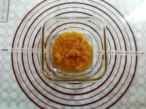 取一个干净的玻璃碗倒入70克转化糖浆（我用的是糖浆的结晶体）