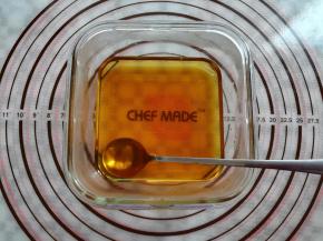 把糖浆结晶体充分搅拌，融化备用