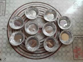 准备10个一次性的锡纸小模具，在模具里刷少量的油