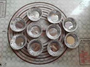 准备10个一次性的锡纸小模具，在模具里刷少量的油