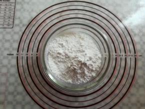 准备一个干净的碗，放入150克的水晶糕粉