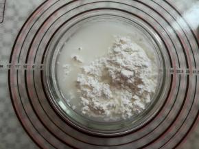 水晶糕粉里倒入280克水混合均匀