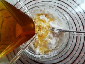 再把融化好的糖水倒入到水晶糕粉里继续混合均匀