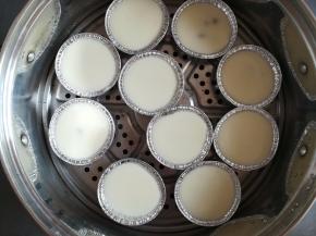 模具放入蒸锅里，大火蒸8-10分钟，变成透明色关火