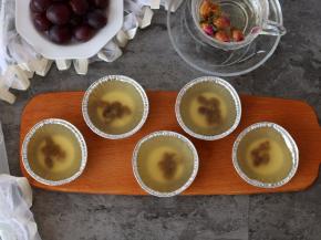 模具取出放凉，用牙签延边缘划一圈就可以脱模了