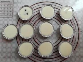 面浆倒入模具，大概8分满，在面浆里放入适量的糖渍蜜豆（多的部分可以用玻璃碗蒸）