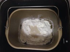 把牛奶、糖、盐、橄榄油放入面包桶底部，上面加高粉和酵母