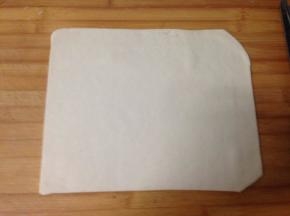 将面团取出，擀成约0.5cm厚的片，裁成整齐的长方形