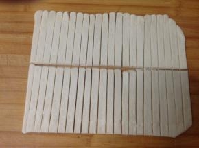 再切成个人喜欢的长条（我的裁成了1cm左右的）