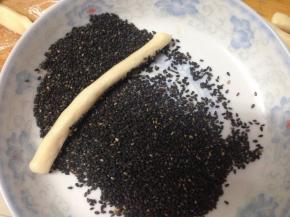 沾上黑芝麻，扭一扭，进行造型