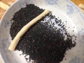 沾上黑芝麻，扭一扭，进行造型