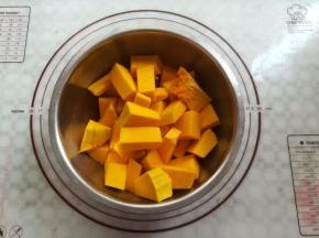 南瓜放入碗里