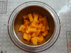 南瓜蒸熟后取出放凉