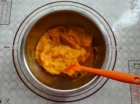 用刮刀压碎南瓜泥