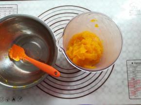 把南瓜泥放入料理杯中