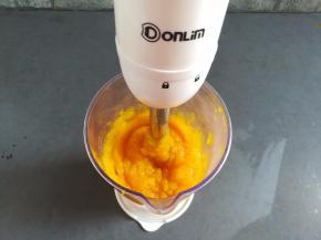 用料理棒打碎南瓜泥备用