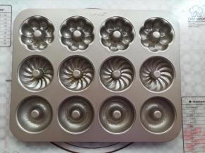 学厨12连模具里抹上少量无色无味的玉米油