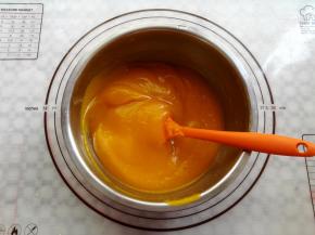南瓜泥和吉利丁片混合均匀